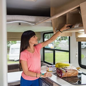 Britz Discovery Motorhome – 4 Berth-kitchen (2)