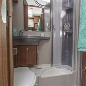 Kiwi Cruise Motorhome – 4 Berth – bathroom