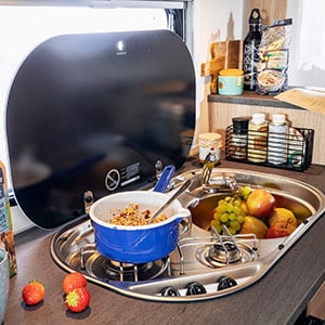 mcrent-compact-plus-motorhome-3-berth-kitchen