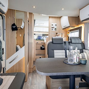 mcrent-family-luxury-motorhome-6-berth-interior-dinette