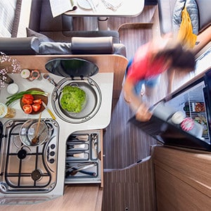 mcrent-family-luxury-motorhome-6-berth-interior-kitchen