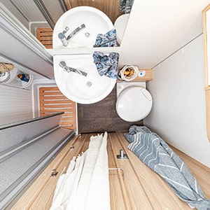 mcrent-family-luxury-motorhome-6-berth-shower-toilet