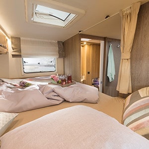 mcrent-family-plus-motorhome-6-berth-bed