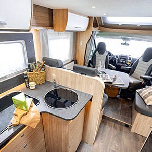 mcrent-family-standard-motorhome-4-berth-interior2