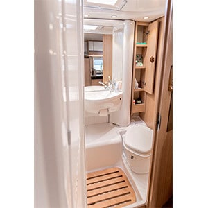 mcrent-family-standard-motorhome-4-berth-toilet