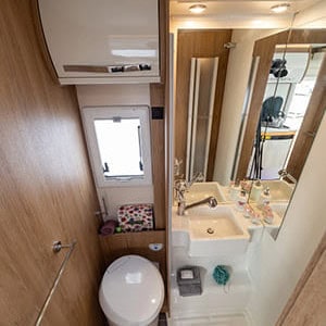 Britz Navigator Motorhome – 5 Berth-U-Shape_Interior06