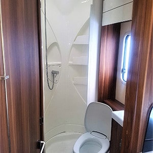 KWFW Motorhome – 6 Berth – bathroom