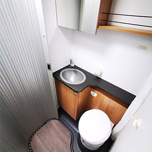 Spaceships Family Motorhome – 7 Berth-toilet