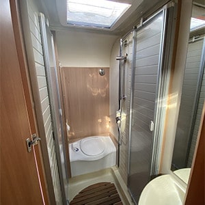 rcc-stray-dog-motorhome-4-berth-toilet-shower