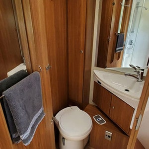 kwm-luxury-motorhome-4-berth-toilet