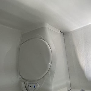 ko-max-motorhome-2-berth-toilet