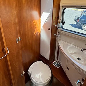 Britz Odyssey Motorhome – 4 Berth-bathroom