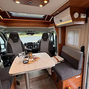 Britz Odyssey Motorhome – 4 Berth-lounge