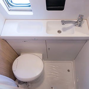 Indie Campers Odyssey Pop Top – 4 Berth-toilet